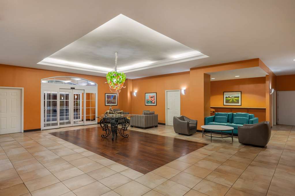 La Quinta Inn & Suites by Wyndham San Antonio Medical Ctr NW - photo 15