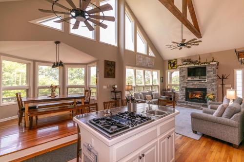 Misty Mountain Hideaway — Blowing Rock — photo 5