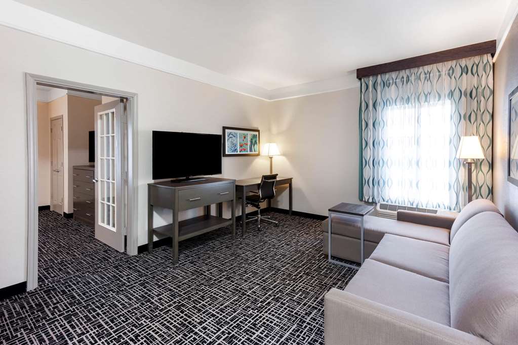 La Quinta Inn & Suites by Wyndham Seguin - photo 22
