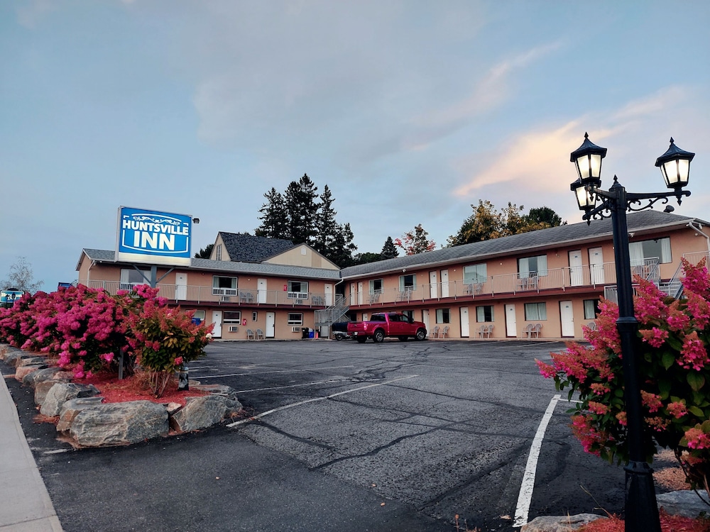 Huntsville Inn in Huntsville, Canada