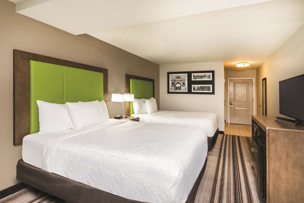 La Quinta Inn & Suites by Wyndham Brooklyn Central - photo 13