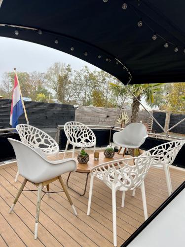 New Little Ibiza On A Lake Near Amsterdam With Hot Tub in Vinkeveen, Netherlands