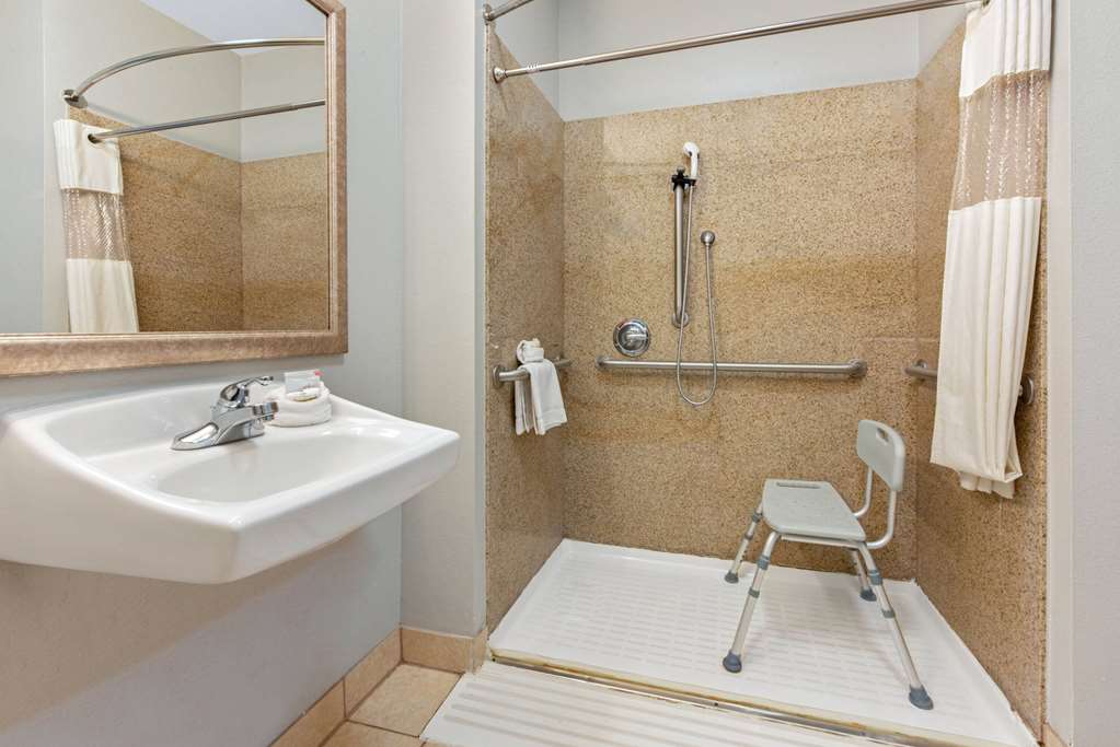 La Quinta Inn & Suites by Wyndham Bridge City - photo 10