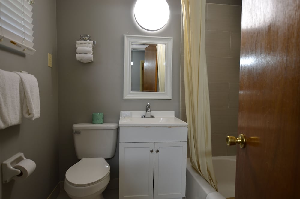 Travelowe's Motel - photo 25