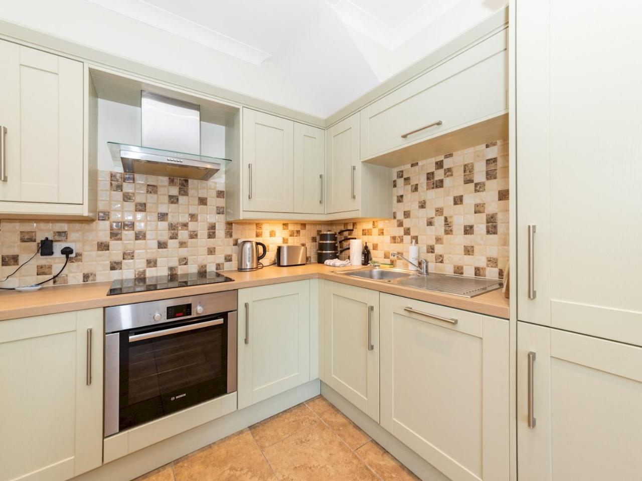 Modern 3 Bedroom with Garden in Reading Pass the Keys