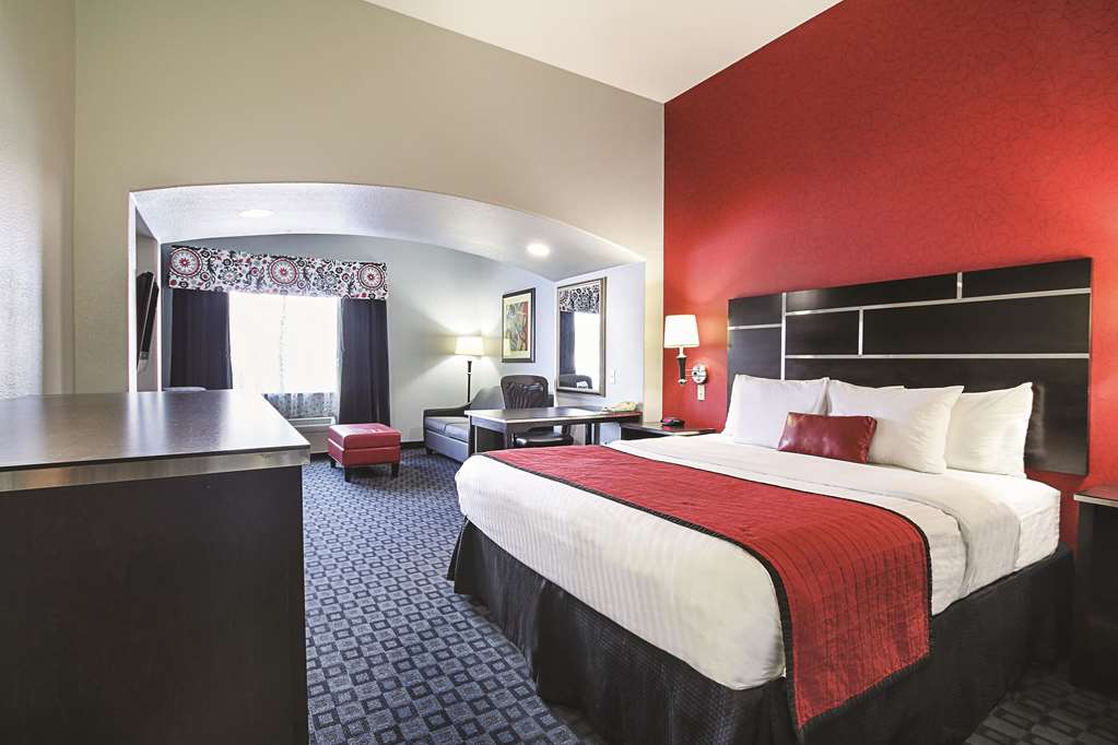 La Quinta Inn & Suites by Wyndham Dallas Hutchins - photo 23