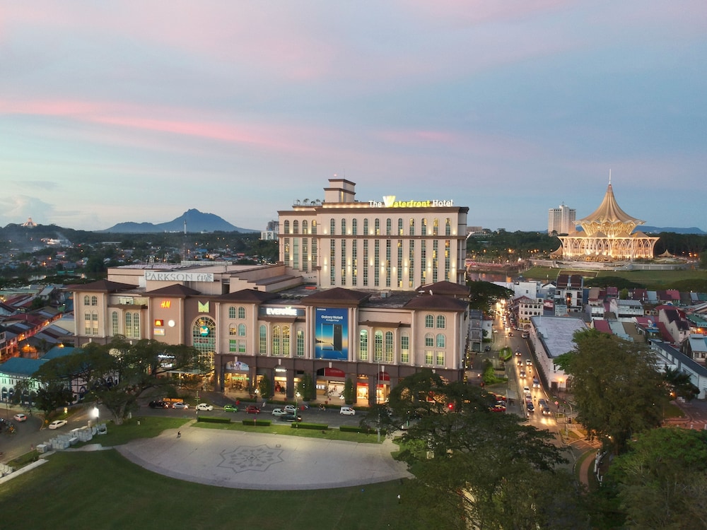 The Waterfront Hotel — hotel in Kuching