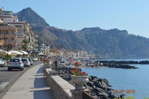 Taormina Bay sleeps 6 30 meters from the sea in Giardini-Naxos, Italy
