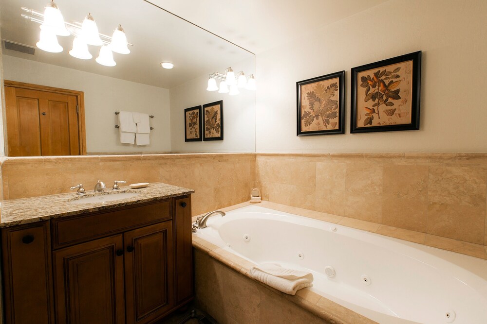 Luxury Two Bedroom Suite with Hot Tub 2 Apartment Hotel by RedAwning - photo 8