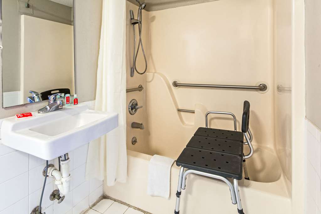 Econo Lodge Conyers - photo 13