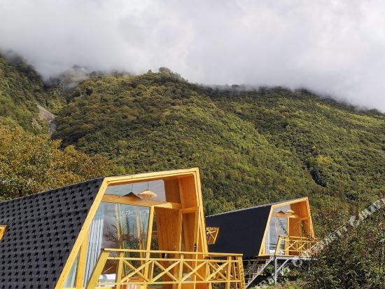 Bathing Clouds Valley Wild Luxury Star resort camp in Muping, People's Republic of China