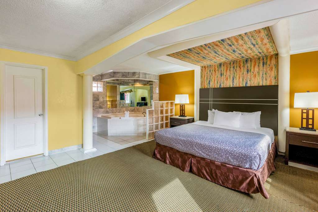Econo Lodge Beach and Boardwalk - photo 6