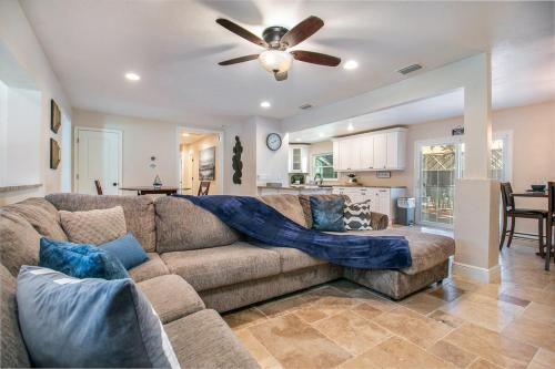 Modern Fully Upgraded Home with BBQ and Firepit — 4-Star Luxury Hotel in Gainesville, United States