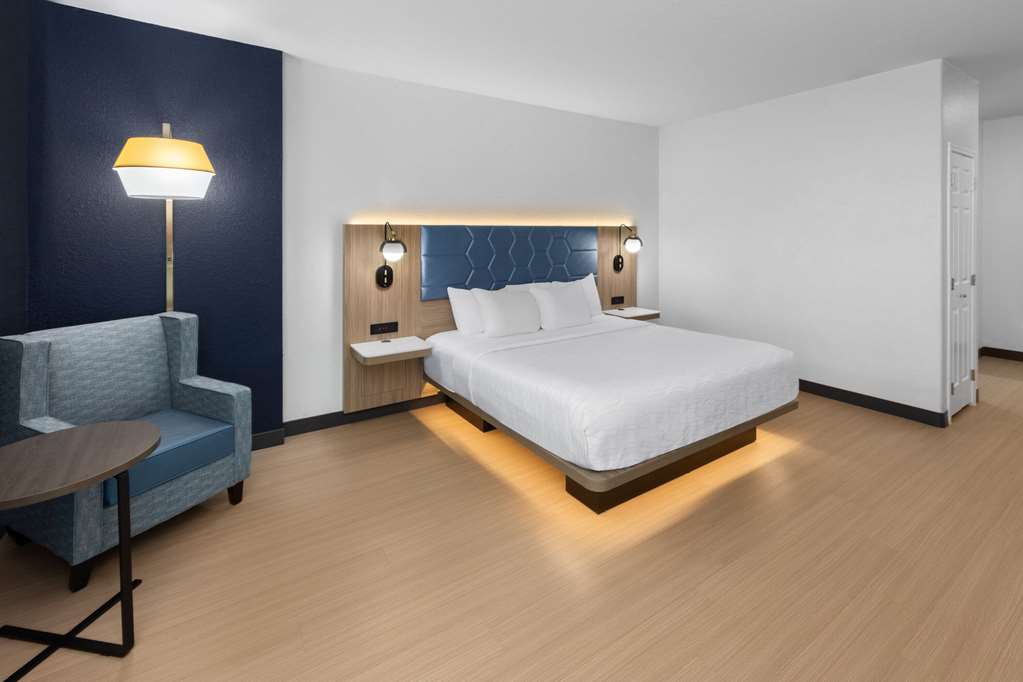 La Quinta Inn & Suites by Wyndham San Antonio Northwest - photo 38