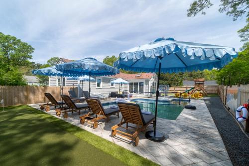 Cape Cod heated Pool Putting Green Speak Easy Game room in Harwich, United States