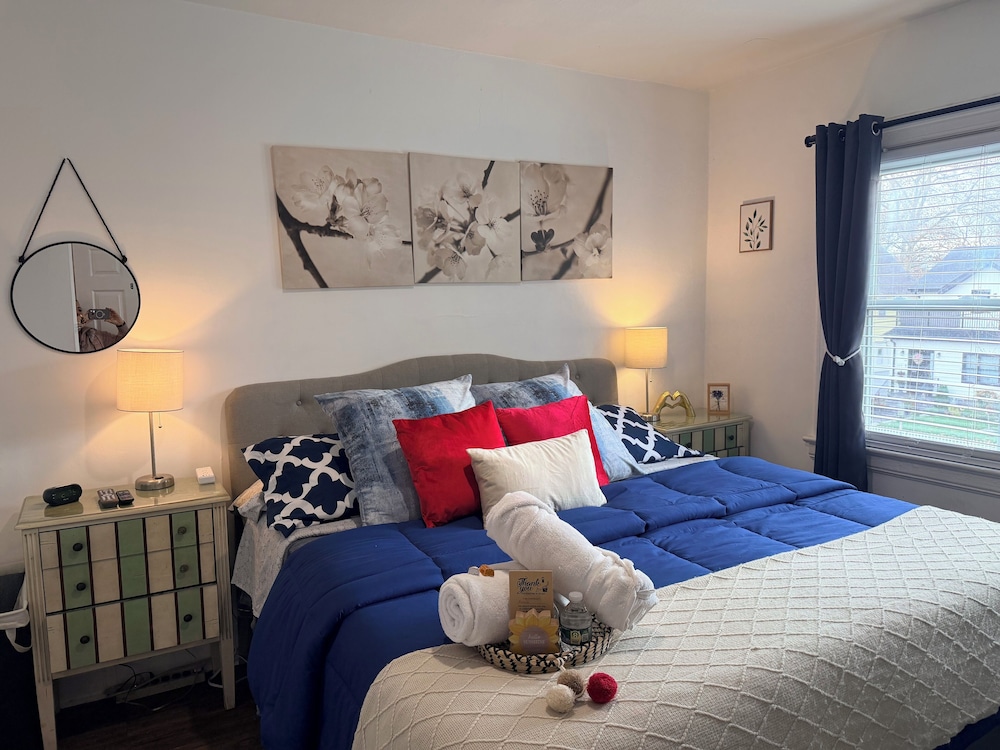 Cozy Private Bedrooms Kitchen Wifi — Englewood