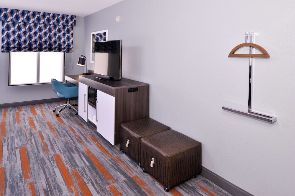 Hampton Inn & Suites Legacy Park Frisco - photo 17