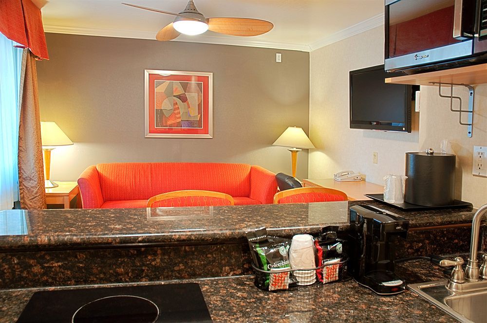 Tempe Phoenix Airport InnSuites at the Mall Hotel - photo 3