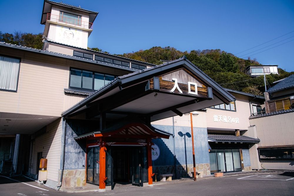 Hotel Tenzankaku Yurakuan in Shirahamacho-Usazakiminami, Japan