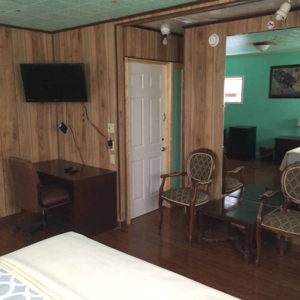 Dixie Plaza Hotel - photo 13