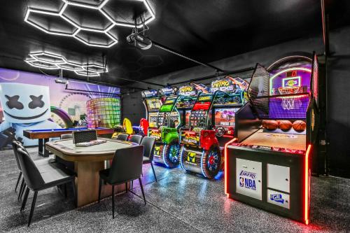 Breakfast Club 100K Game Room — Indio — photo 4