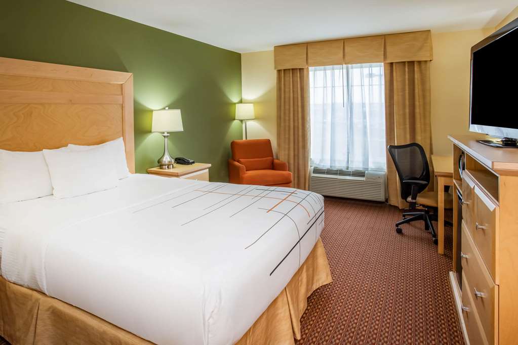 La Quinta Inn & Suites by Wyndham Rochester Mayo Clinic S - photo 18
