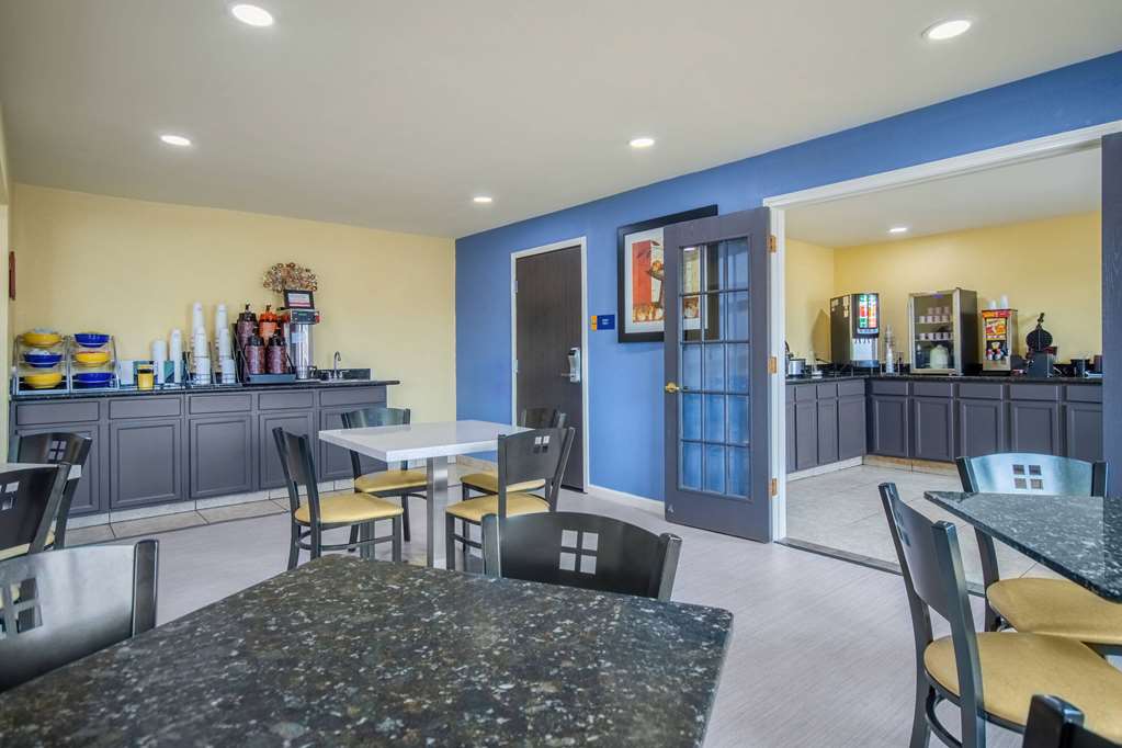 Days Inn & Suites by Wyndham Waterloo - photo 9