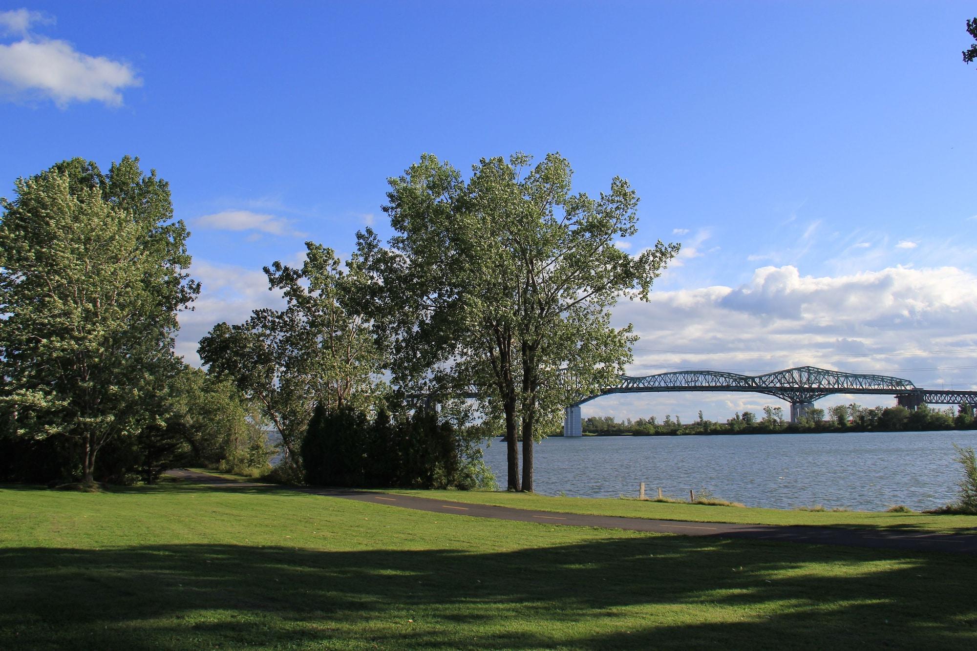 Motel du Fleuve — hotel in Brossard