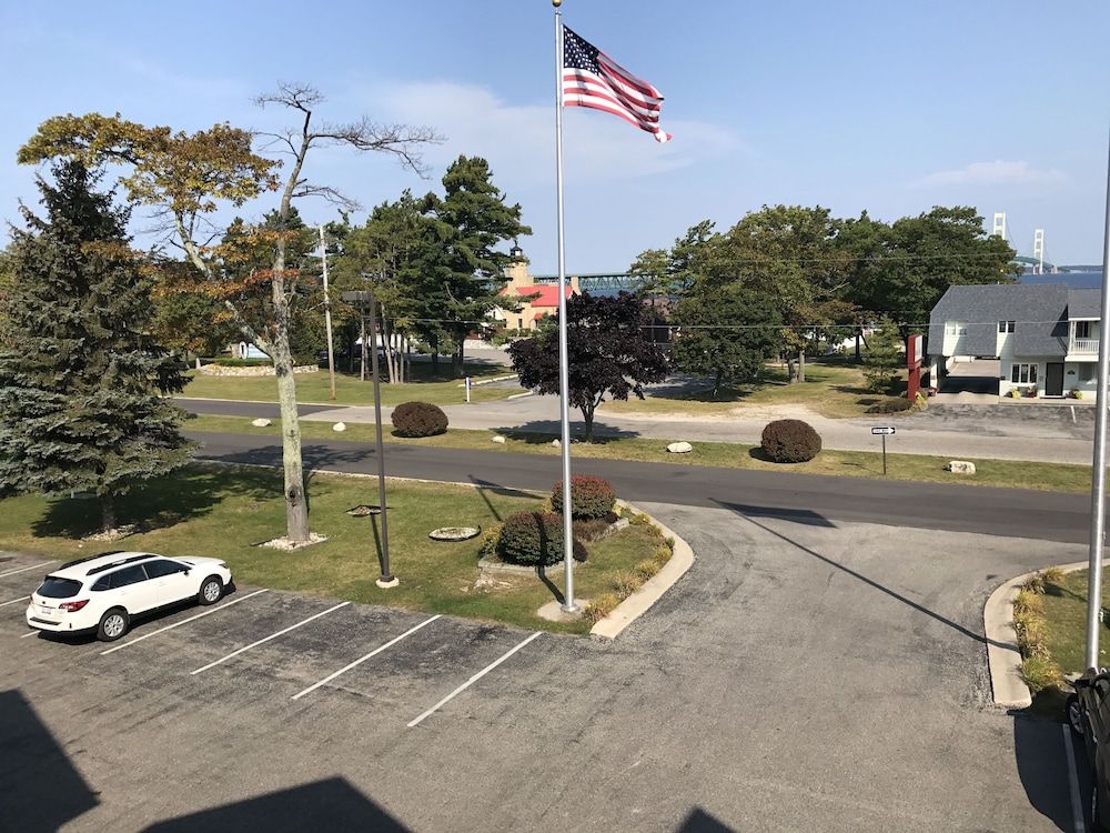 Super 8 by Wyndham Bridgeview of Mackinaw City - photo 57