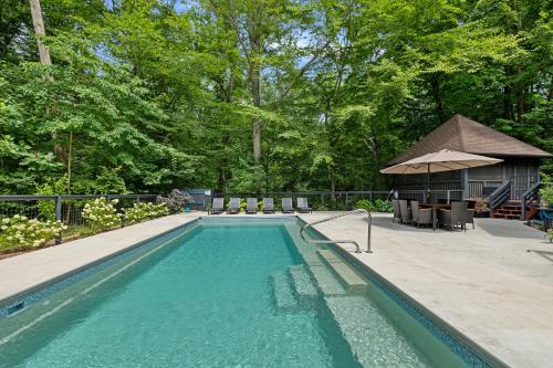 Gray Haven by Juniper Holiday Home — 4-Star Luxury Hotel in Three Oaks, United States
