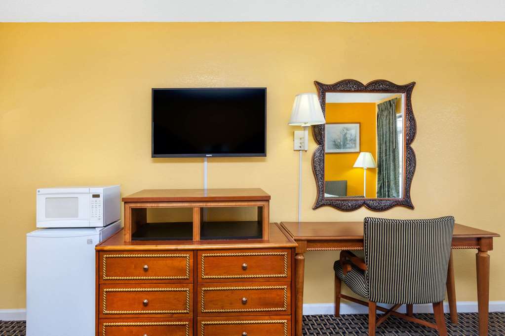 Days Inn by Wyndham Jacksonville - photo 8