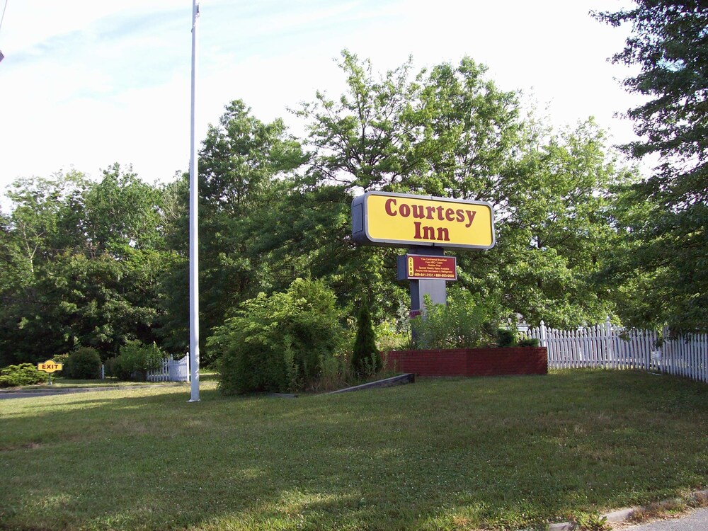 Courtesy Inn - photo 11
