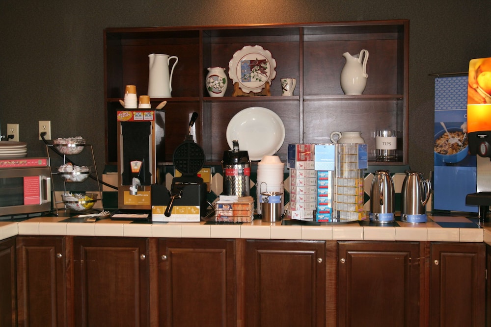 Hampton Inn Laurinburg - photo 24