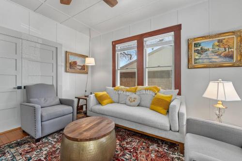 Orchard Grove Pool Fire Pit & Walk to Main St in Fredericksburg, United States