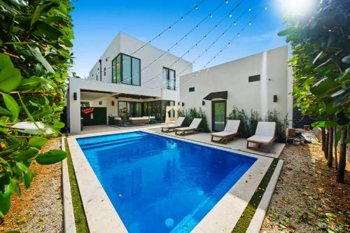 Modern Zen Oasis in Design District Sleeps 16 in Miami, United States