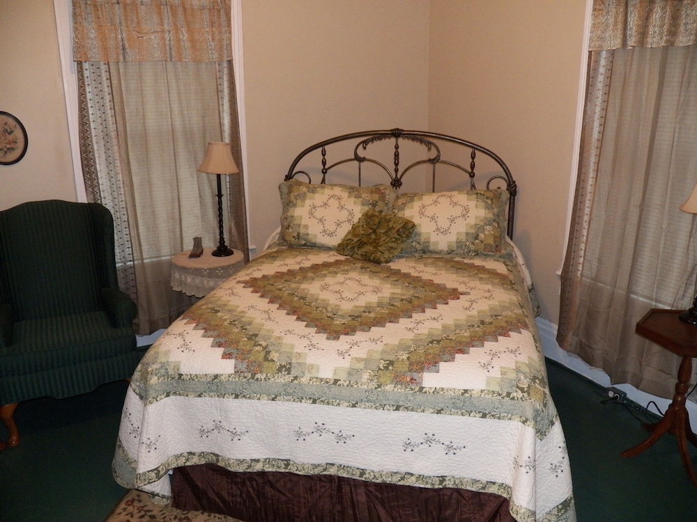 Grand Victorian Inn - photo 21