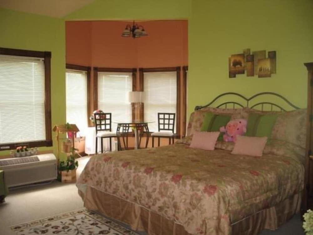 Spruce Hill Inn and Cottages - photo 8