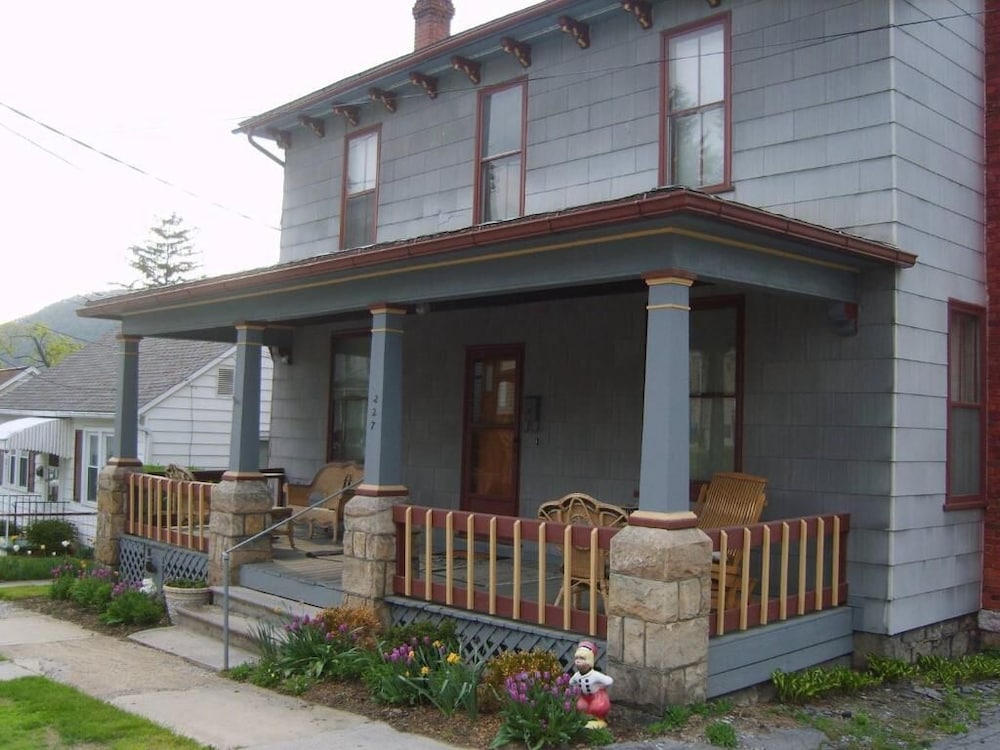 The Queen A Victorian Bed & Breakfast - photo 17