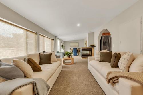Chic Family Retreat with Game Room backyard with fire pit and minutes to Downtown — hotel in Arvada
