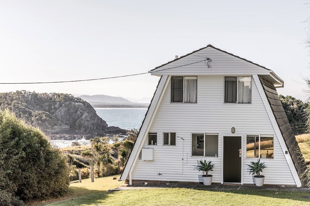 A Frame 3 bedroom beachfront home — 4-Star Luxury Hotel in Macksville, Australia