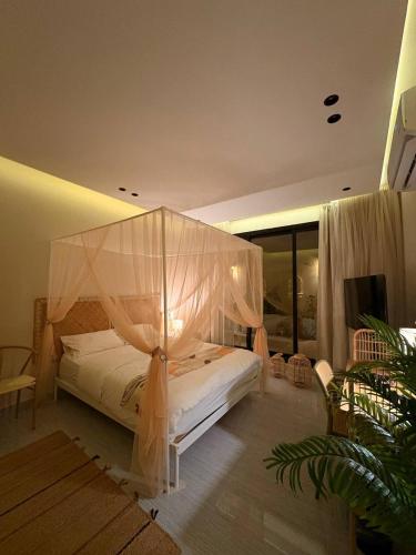 استديو مكتبي متكامل بحديقة و جلسة خارجية Studio With Desk For Work With Outdoor Garden — 4-Star Luxury Hotel in Riyadh, Saudi Arabia