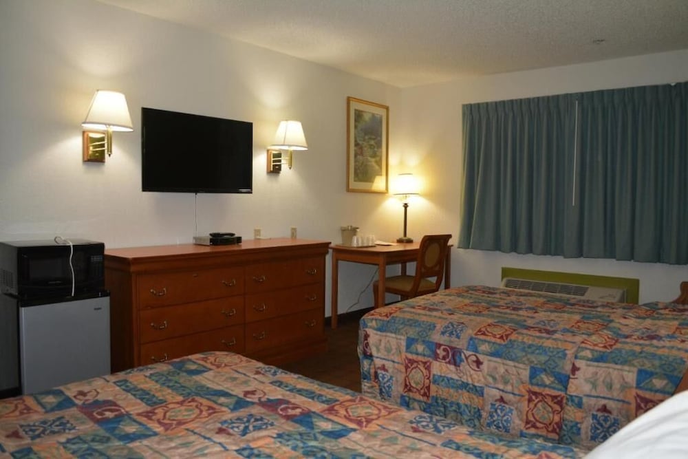 Bloomer Inn & Suites - photo 10