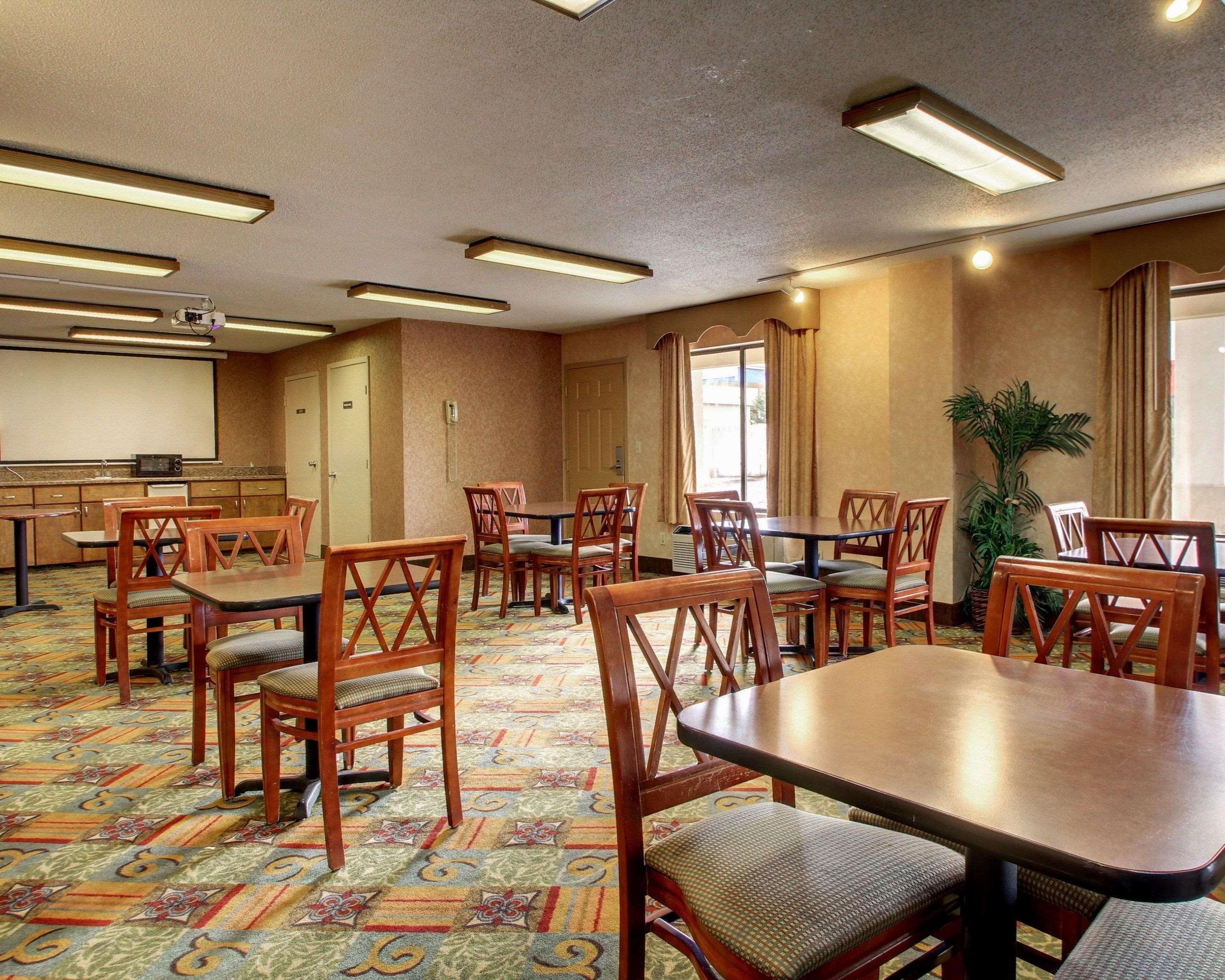 Rodeway Inn North - photo 16