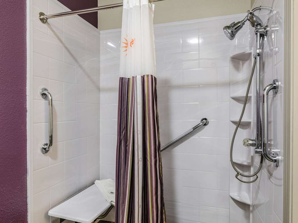 La Quinta Inn & Suites by Wyndham Kansas City Airport - photo 26