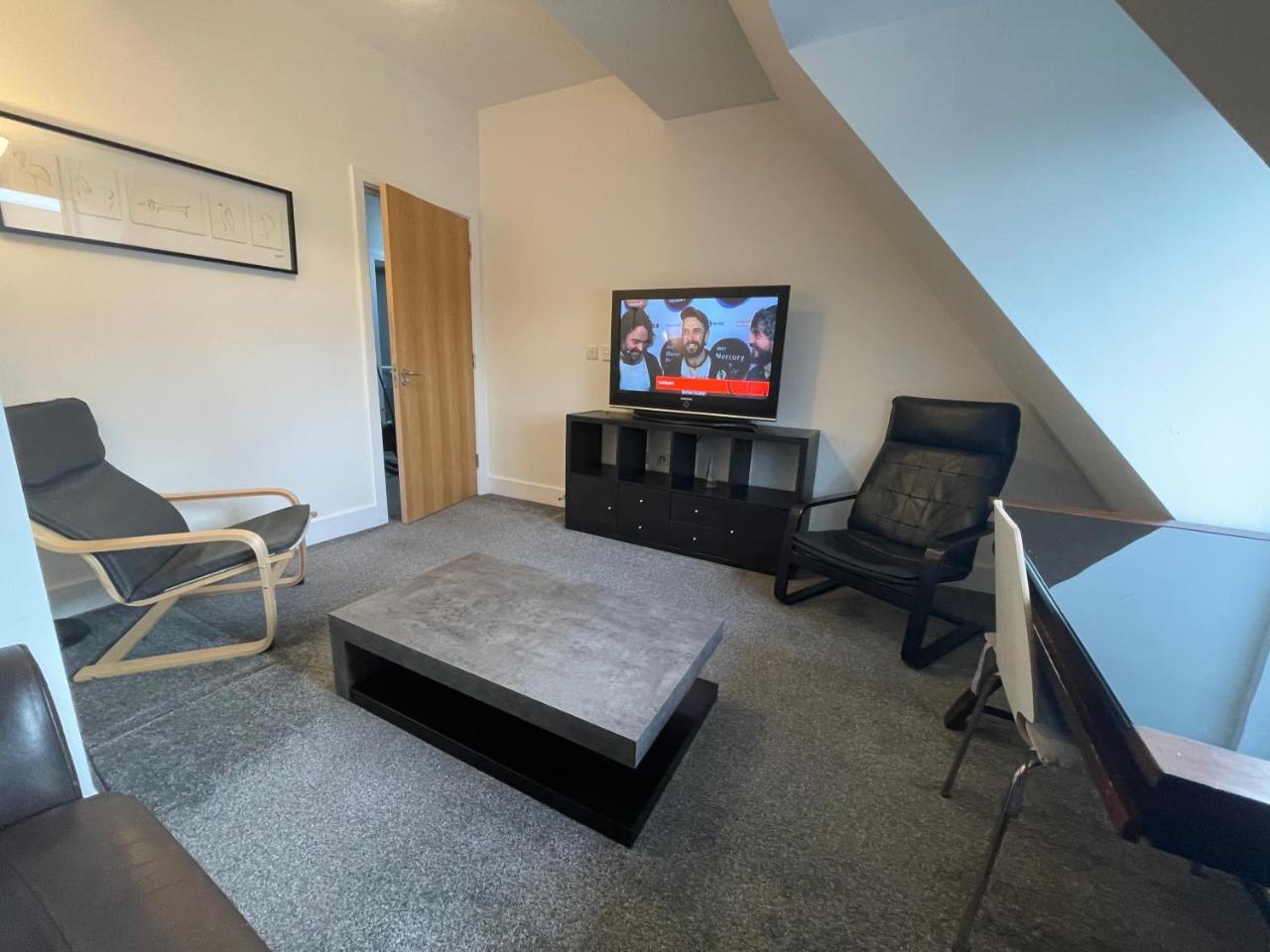 2 Bedroom 2 bathroom Apartment 8 including free parking — 4-Star Luxury Hotel in Bromley, United Kingdom
