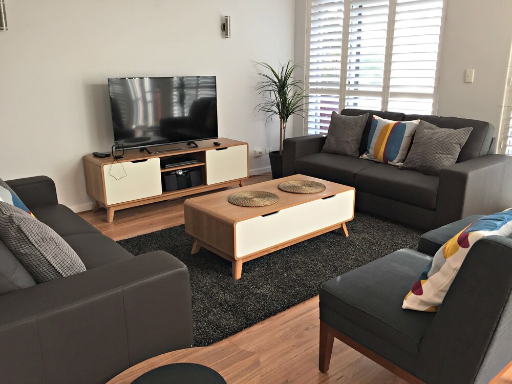 Adelaide DressCircle Apartments Specialty Accommodation — 4-Star Luxury Hotel in North Adelaide, Australia