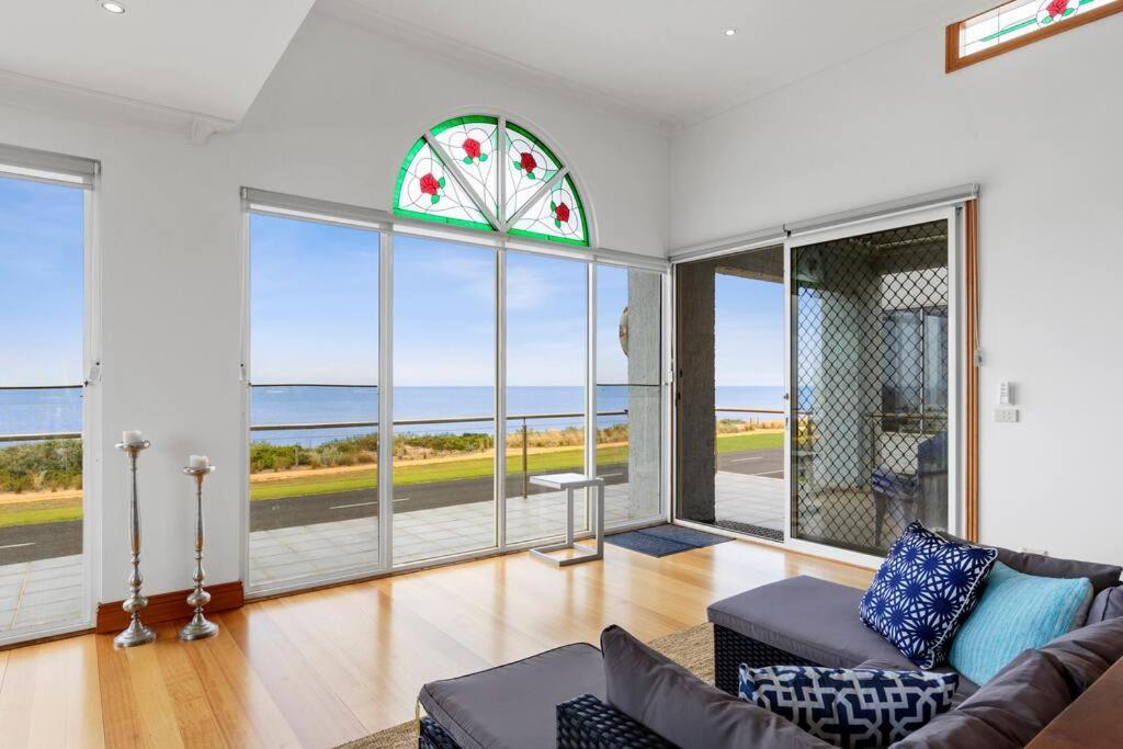 Absolute Bay Frontage with Open Fire and Spa Bath — Portarlington — photo 3