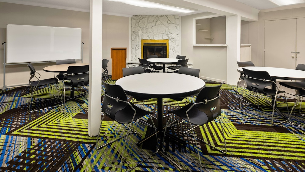 Magnuson Hotel Detroit Airport - photo 40