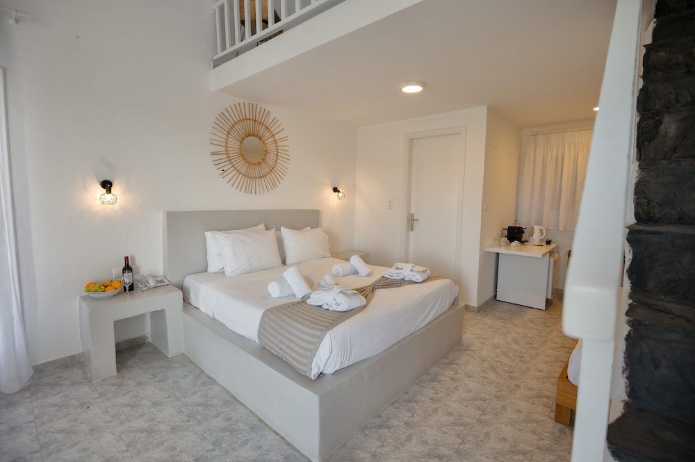 Aspro Phos — 4-Star Luxury Hotel in Fira, Greece