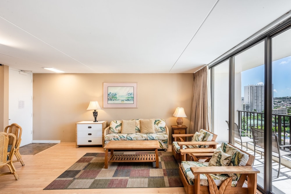 Spacious 14th Floor Corner Suite Partial Diamond Head and Ocean Views FREE Parking by Koko Resort Vacation Rentals - photo 12